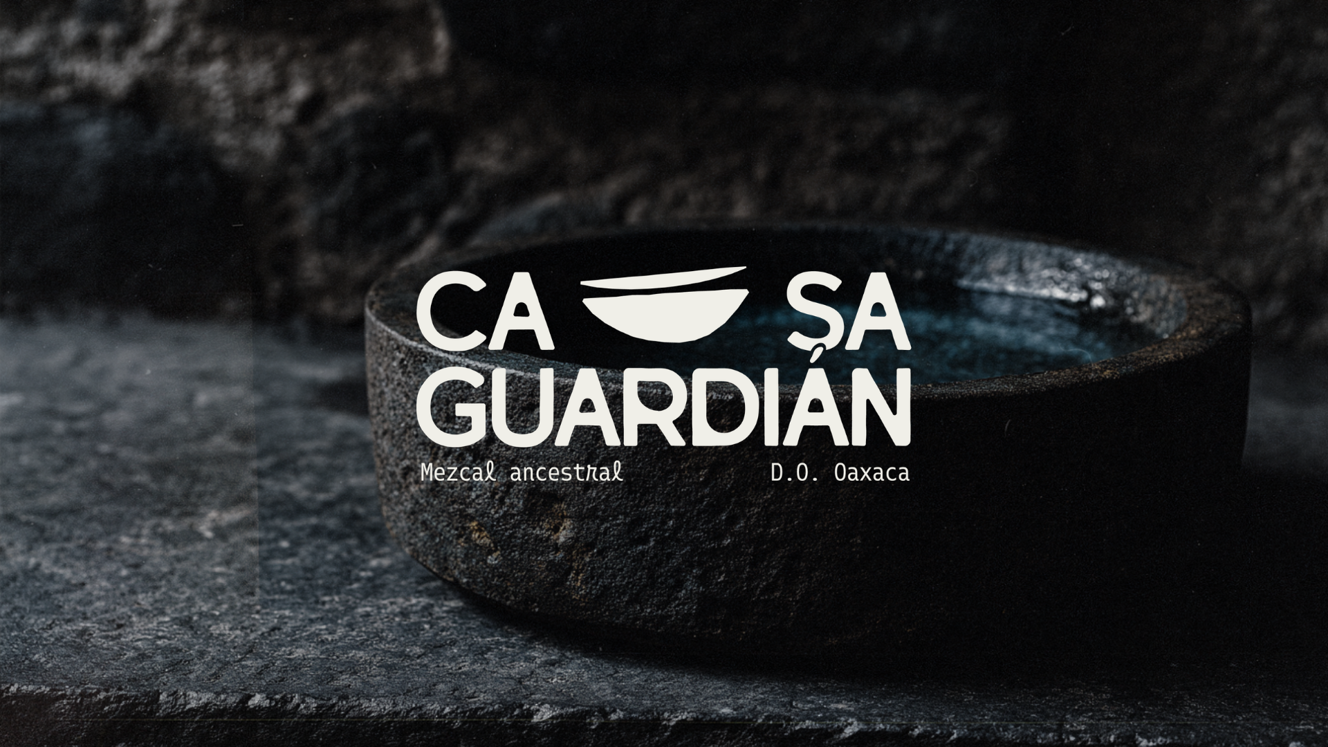 Logo en contexto — vasija de barro