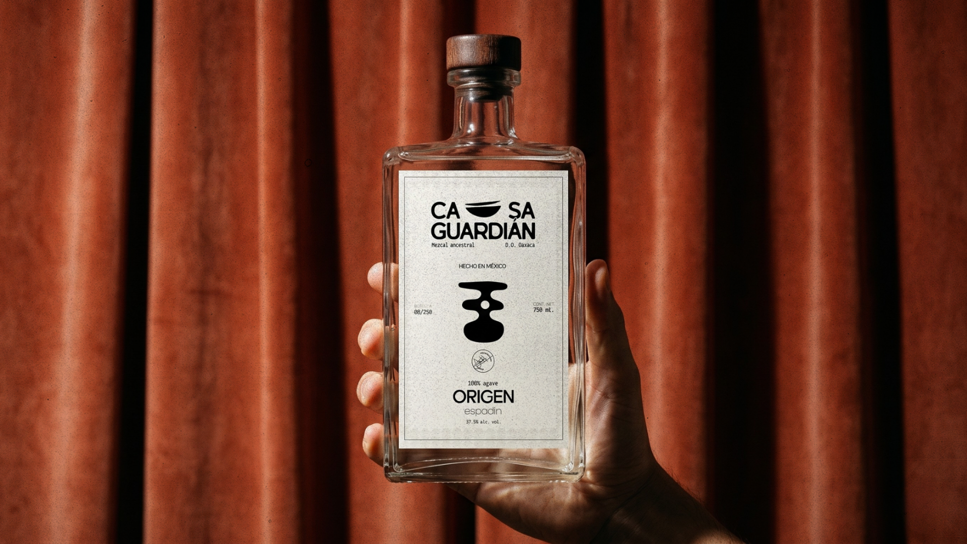 ORIGEN — botella en mano